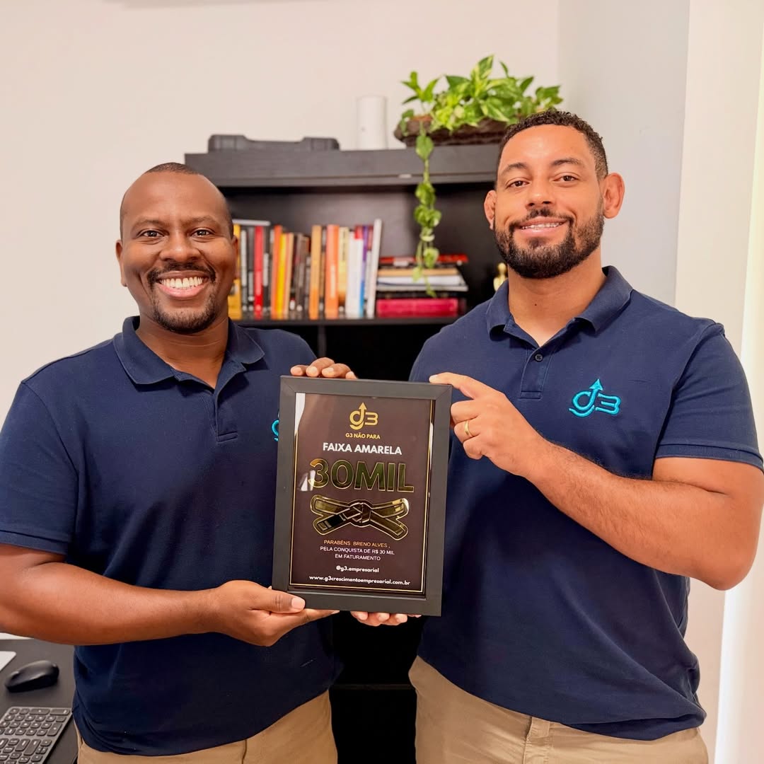Breno e Daniel, fundadores da G3, com a placa Faixa Amarela 30 mil